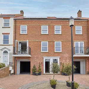 Host & - Graham Close Homes Holiday home
