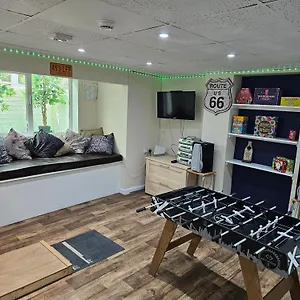 Modern Ground Floor, 2 Bedroom Apartment, With Games, Chill Out Apartment